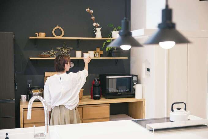 キッチンの背面にはシンプル&ナチュラルな収納を造作した