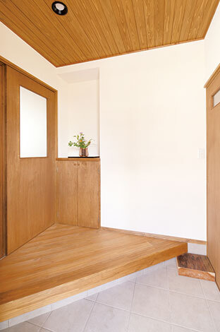 玄関を入って、右側の引き戸を開けると家族専用のシューズクローク。リビングドア横の収納棚はスリッパ入れ