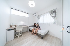 子ども部屋はそれぞれ約5畳で、収納スペース付きです。お子様たちが大きくなっても
プライバシーを守れる間取りです。