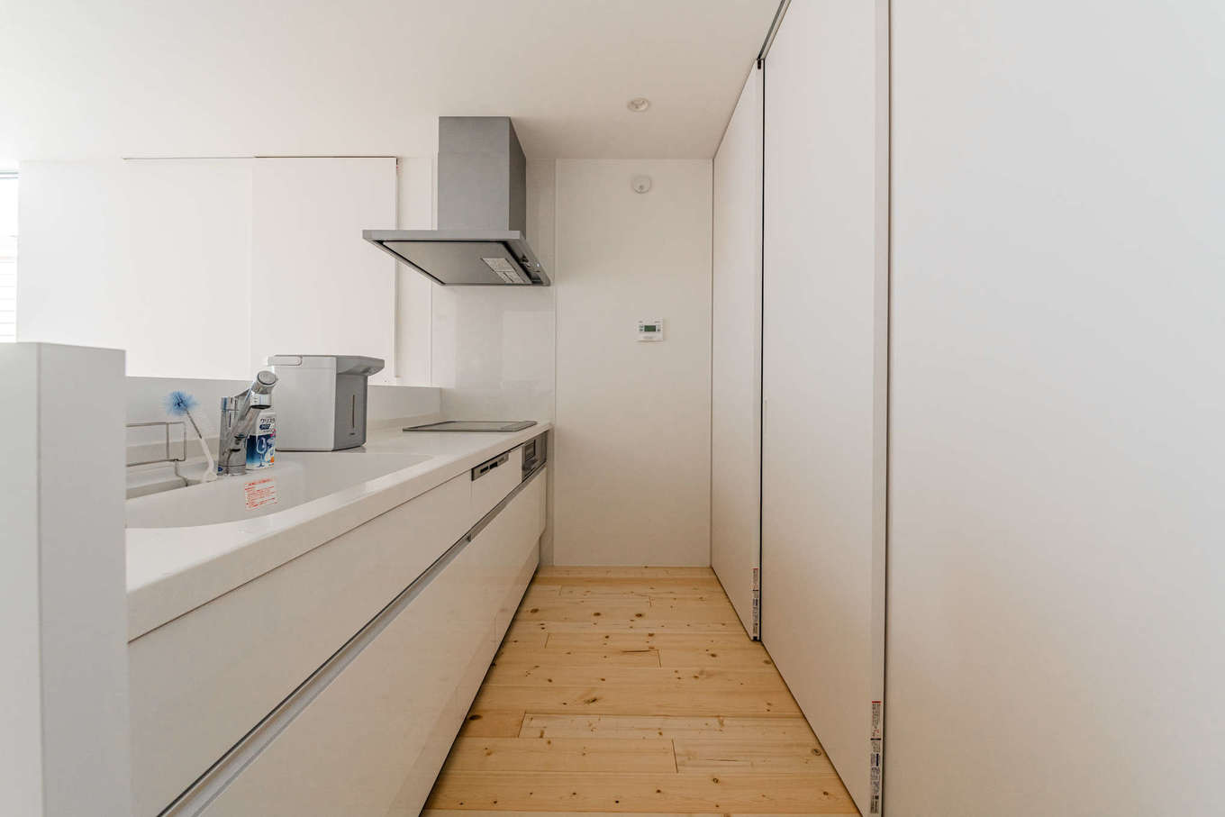 アーキテックス【デザイン住宅、間取り、平屋】無駄を省いた、使い勝手のいいキッチン。3連の引き戸でカップボードを隠せるので、生活感を出さずにすっきりと暮らすことができる