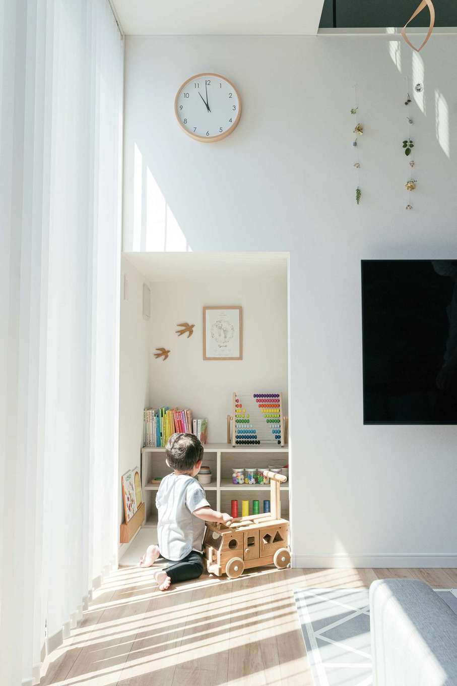 HAPPY HOUSE（山田工務店）【1000万円台、デザイン住宅、子育て】
テレビ背後のユーティリティはSNSを参考に。AV機器と配線がまとめられ、見える部分はいつもスッキリ。今はおもちゃや絵本が置かれているが、成長に応じて用途も変化していく