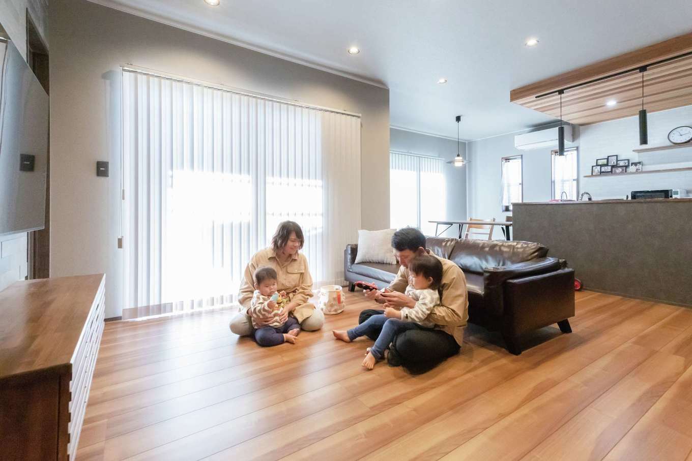 深見工務店 S-style【子育て、収納力、間取り】ライトグレーのクロスを天井と壁に採用し、シックで落ち着きのある空間に。掃き出し窓の外はウッドデッキ。さらにその先は、広い庭へとつながっている