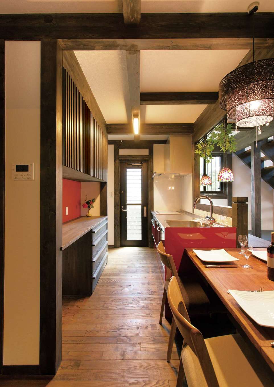 サイエンスホーム【1000万円台、趣味、自然素材】キッチンスペースは大人が数人入っても余裕の広さ。水回りへの動線もコンパクトで、奥さまの家事時間を短縮