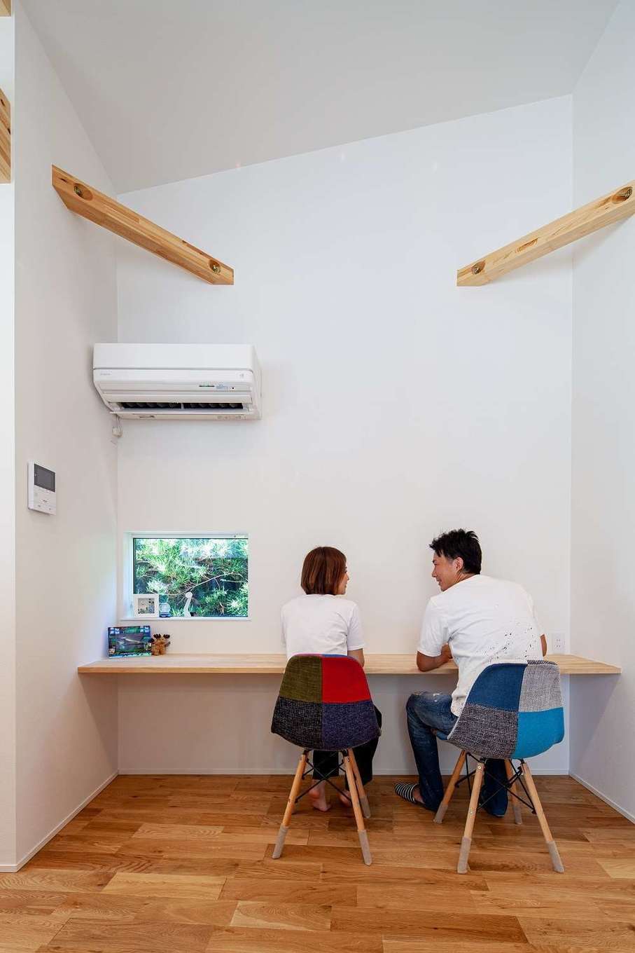 S.CONNECT（エスコネクト）【デザイン住宅、建築家、平屋】リビングに隣接したカウンタースペースでは、PCや読書、おうちカフェを楽しんで。将来お子さまの勉強スペースとしても活躍しそう