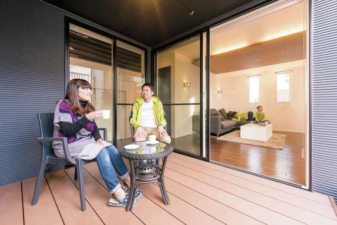 家の中心にある4.5畳のコートテラス。格子で目隠ししてあるので、BBQも思う存分楽しめる。リゾート気分を満喫しながら、夫婦でコーヒーやお酒を呑むことも