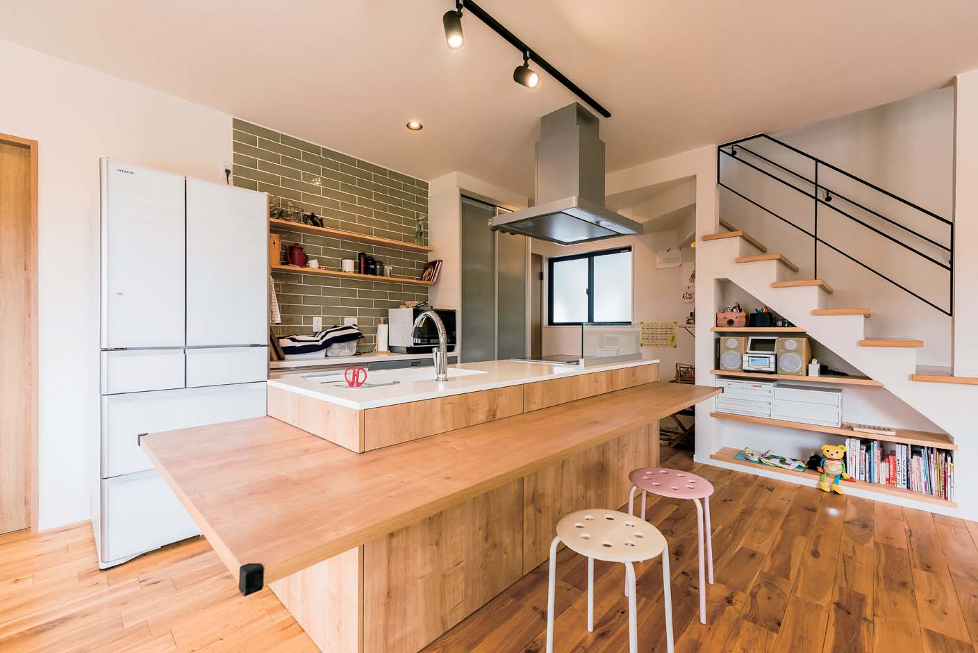 アトリエサクラ【子育て、間取り、ガレージ】大きめのカウンターが付いたアイランドキッチン。リビングやテラスで遊ぶ子どもたちも見守れる