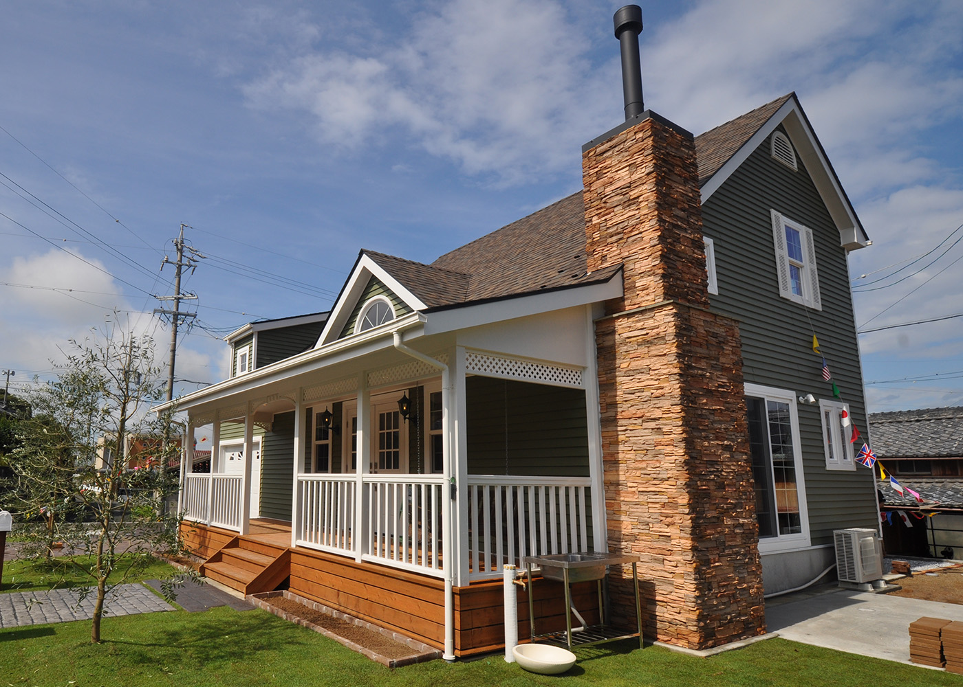 リンゾー【輸入住宅、ガレージ、デザイン住宅】タイル張りの煙突が印象的な外観