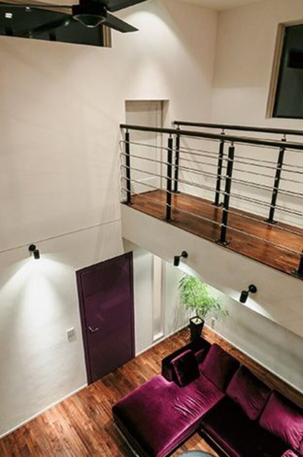 陽当たりの良い南面にあえて大きな窓を設けず、吹抜けの高窓から光を採り入れることでプライバシーも確保。無垢の床材には表面に凹凸を付けるスクラッチ加工が施され、長年手入れしたようなアンティークな味わいを醸し出している