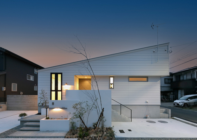 夜の外観は優しい光に灯されて美しい佇まい。メンテナンスのしやすい金属サイディングのシンプルでスタイリッシュな外観