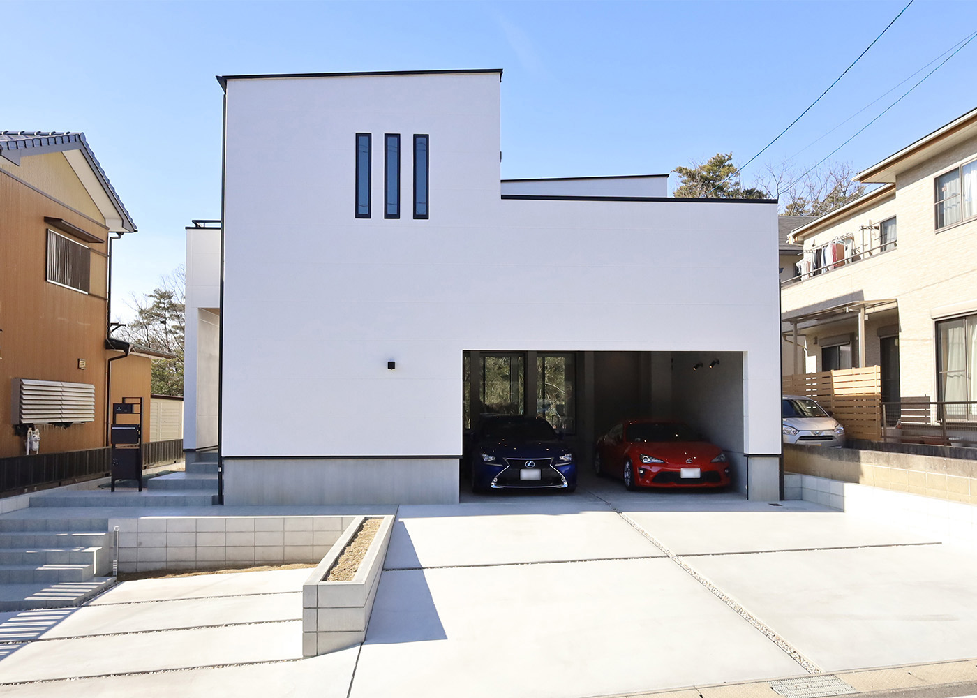 アールコーブ・ホーム（一級建築士事務所） by安江工務店【趣味、自然素材、ガレージ】車好きのご夫婦ならではの、愛車が美しく収まるインナーガレージ。ご主人と奥さま、それぞれの車が余裕で入るサイズ。ゲストが家に入るエントランスは写真左手に配置した