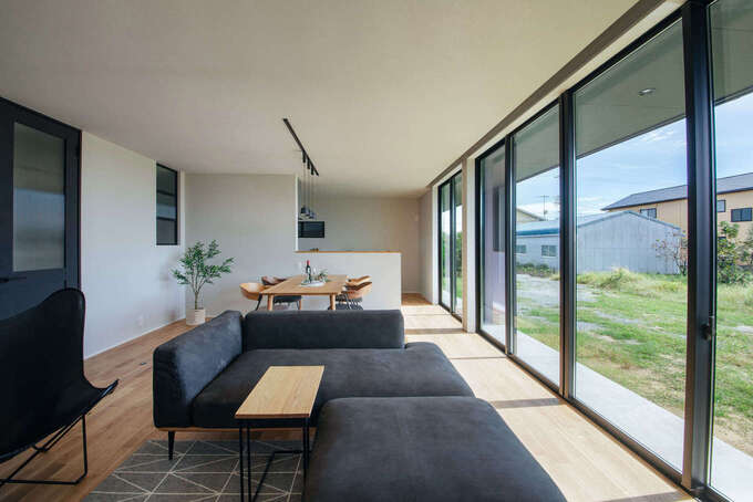 視線が遠くまで伸びて、より開放的に感じられるようにLDKを配置。生活感の出やすいカーテンレールを隠すカーテンボックスを採用して、スッキリとしたインテリアに