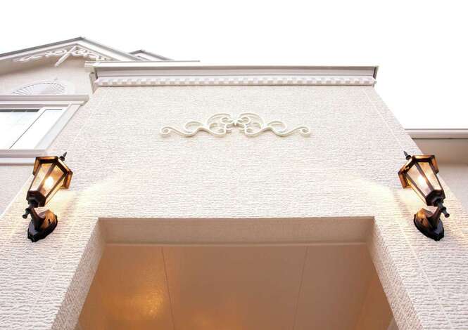 洋館の象徴であるファサードの装飾。妻飾り、軒下飾りデンティルモールで華やかに