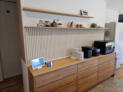 木目の美しい収納棚が印象的なキッチン。小物や家電を整理するのに便利で、使い勝手も抜群である。