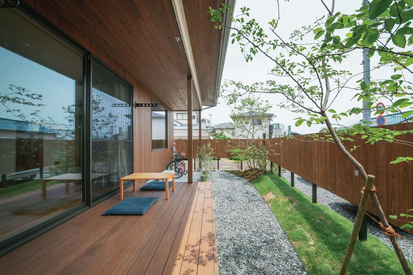 フジモクの家（富士木材）【デザイン住宅、自然素材、間取り】Y邸の庭は「何かをするためのもの」というより、家と調和し、日常にプラスαを届けてくれる存在。ウッドデッキの外ごはんも、窓際のベンチでのコーヒーも、家単体では得られない豊かさやくつろぎをもたらす。実のなるベリーや色づくモミジなど、季節ごとの喜びも計算されている。