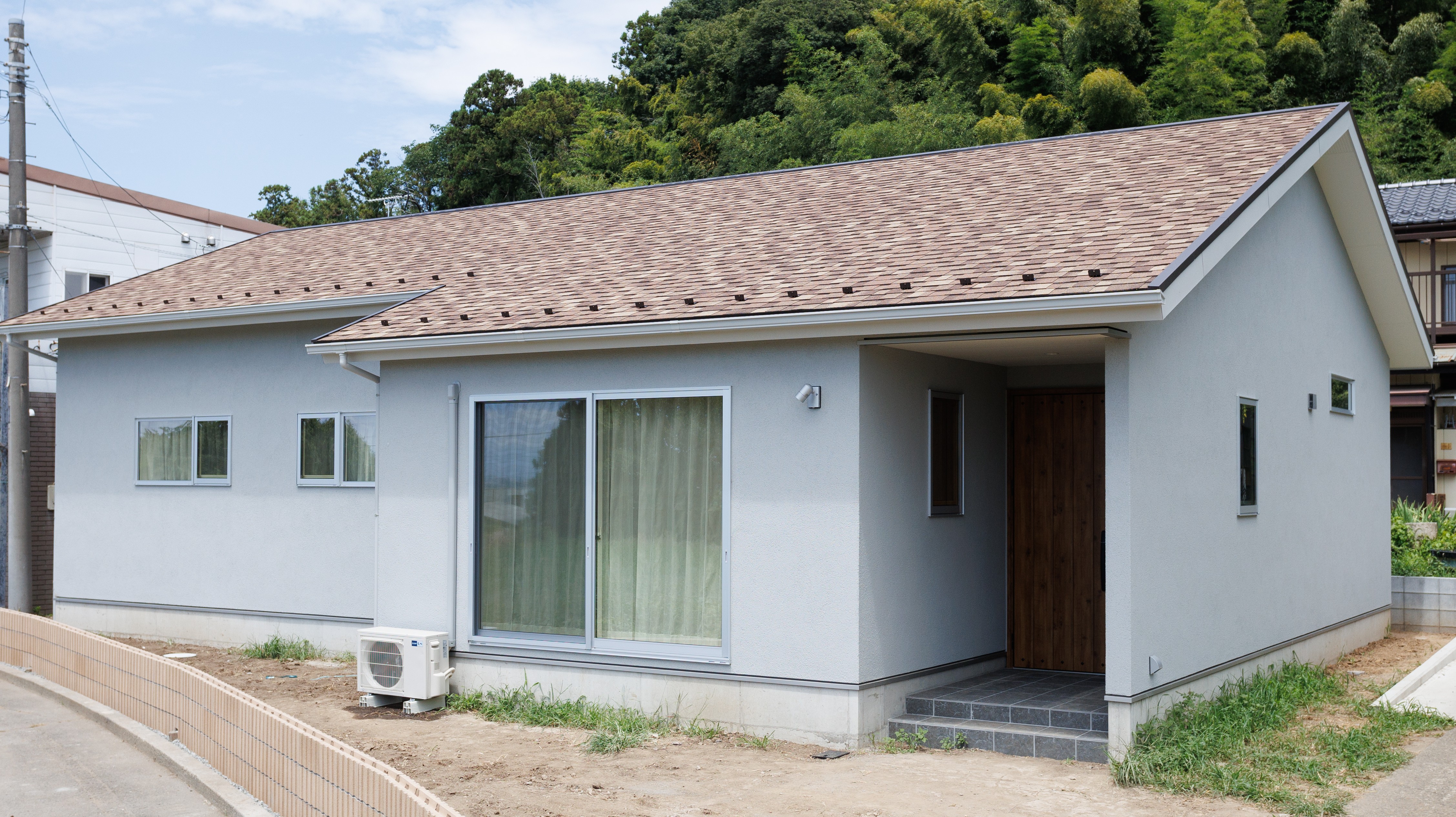 タムラホーム｜自然に囲まれた静かな環境にある平屋の外観。シンプルながらも機能的なデザインで、モダンな印象を受ける住宅。