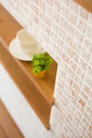 キッチンのアクセントになっている素朴な素焼き風タイル。ニュアンスのあるタイルは自分らしさをプラスするアイテムとして、インテリアに取り入れたい