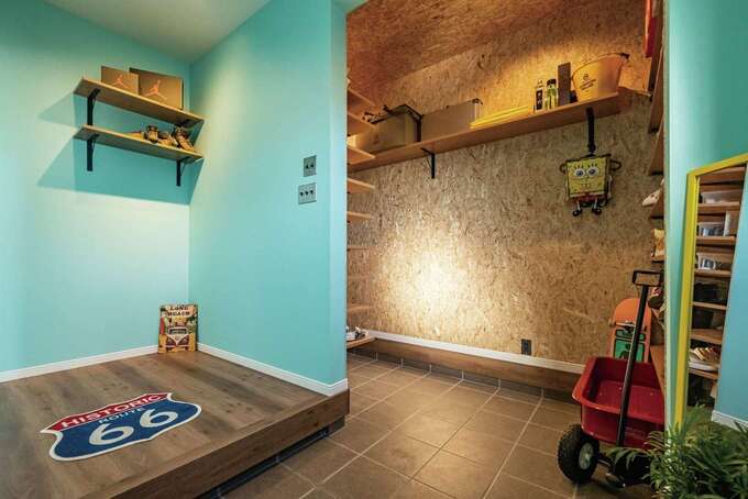 玄関はオープンに。スニーカーのほかサーフィンやスノボーなどのアイテムを見せながら収納。OSB合板により、フックを取り付けるなどのカスタムも可能