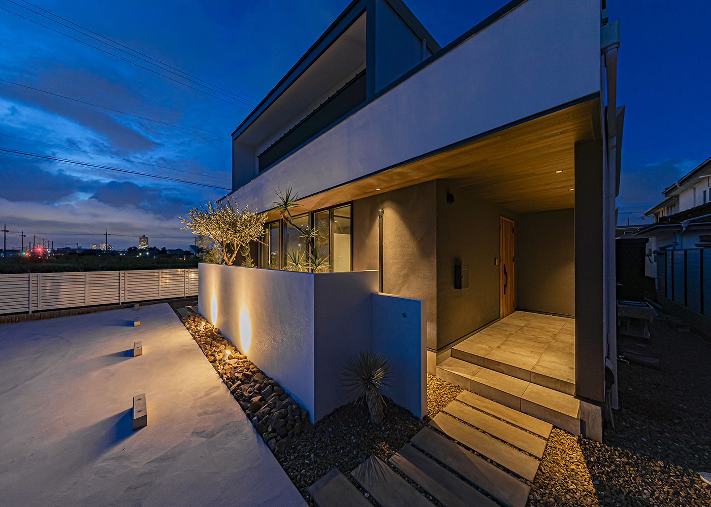 ARRCH アーチ【デザイン住宅、高級住宅、建築家】夜の外観は、ライトアップで素材感が引き立つ