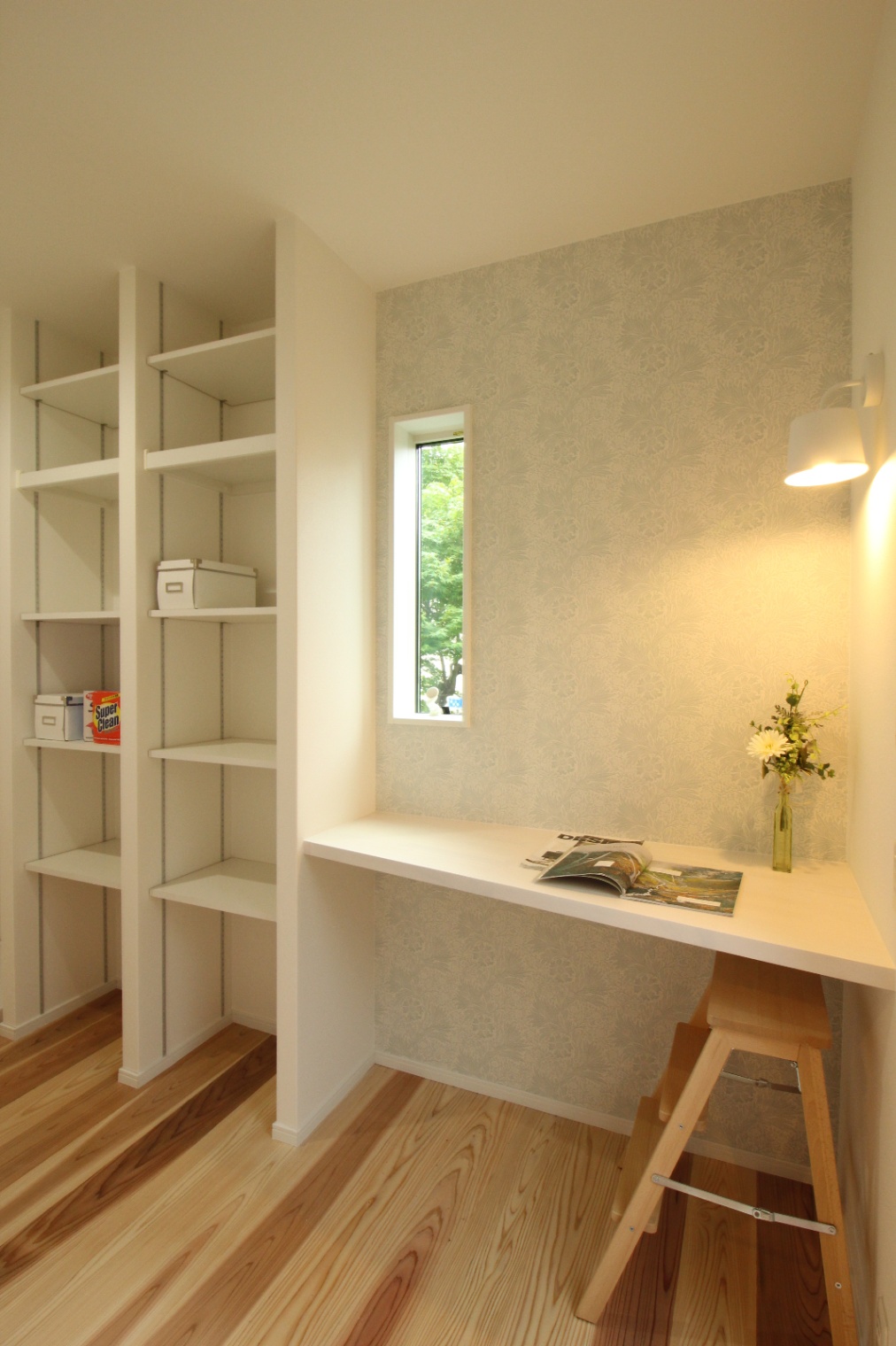 小野田産業～designers house project～｜キッチン横にあるパントリー＆書斎スペース。大容量を収納できる可動棚が備えられ、書籍や小物を整理するのに便利である。自然光が差し込む窓が設置され、明るい雰囲気が広がる。
