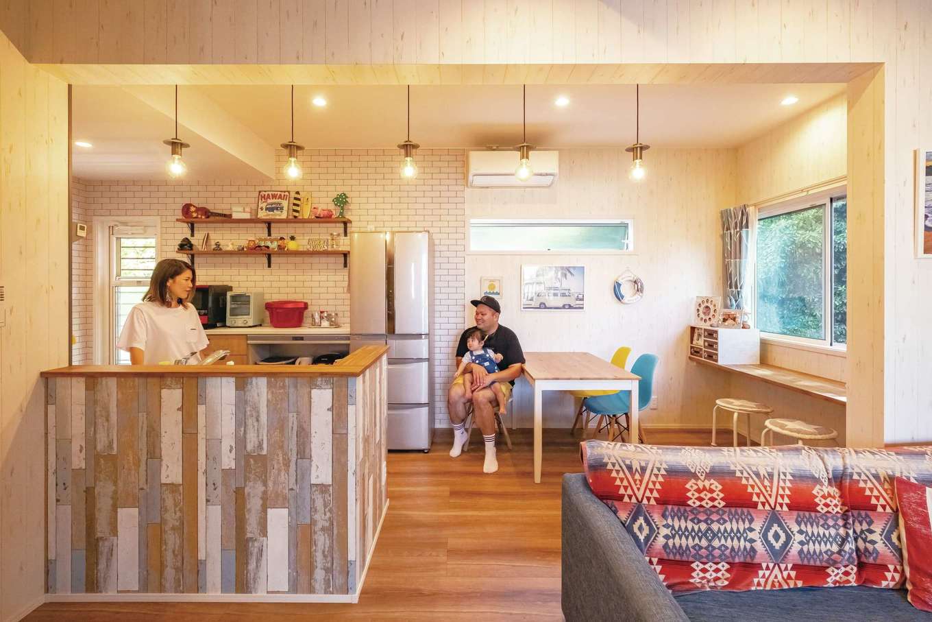 静鉄ホームズ【デザイン住宅、輸入住宅、省エネ】垂壁で仕切ったダイニングキッチン。味のある風合いのカウンターが、古き良きアメリカ風のこなれた雰囲気を生み出す。窓際の造作カウンターはパソコンコーナーとして使い、長女が成長したら勉強スペースにする予定。キッチンまわりは奥さまの好きな白タイル調で揃え、アメリカ雑貨や小物を飾れる棚を付けた