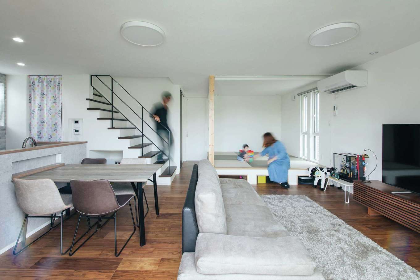 子育て安心住宅 Design Craft Office【デザイン住宅、省エネ、間取り】4畳半の小上がり付きのLDK。広さは合わせて23畳あり、開放感抜群