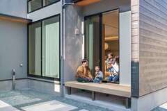 将来的に奥さまのお父さまが暮らす予定の部屋。日向ぼっこもできるようウッドデッキを造作