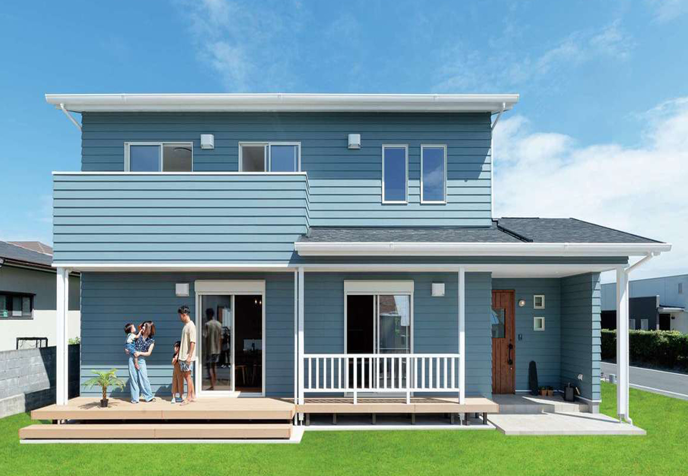 KUREKEN HAUS（榑林建設）【デザイン住宅、省エネ、間取り】当初はガルバリウムを予定していたが、吹き抜けのあるゆったりとしたLDKにすることが決まり、外観も西海岸スタイルに。外壁やウッドデッキはメンテナンス性にも配慮