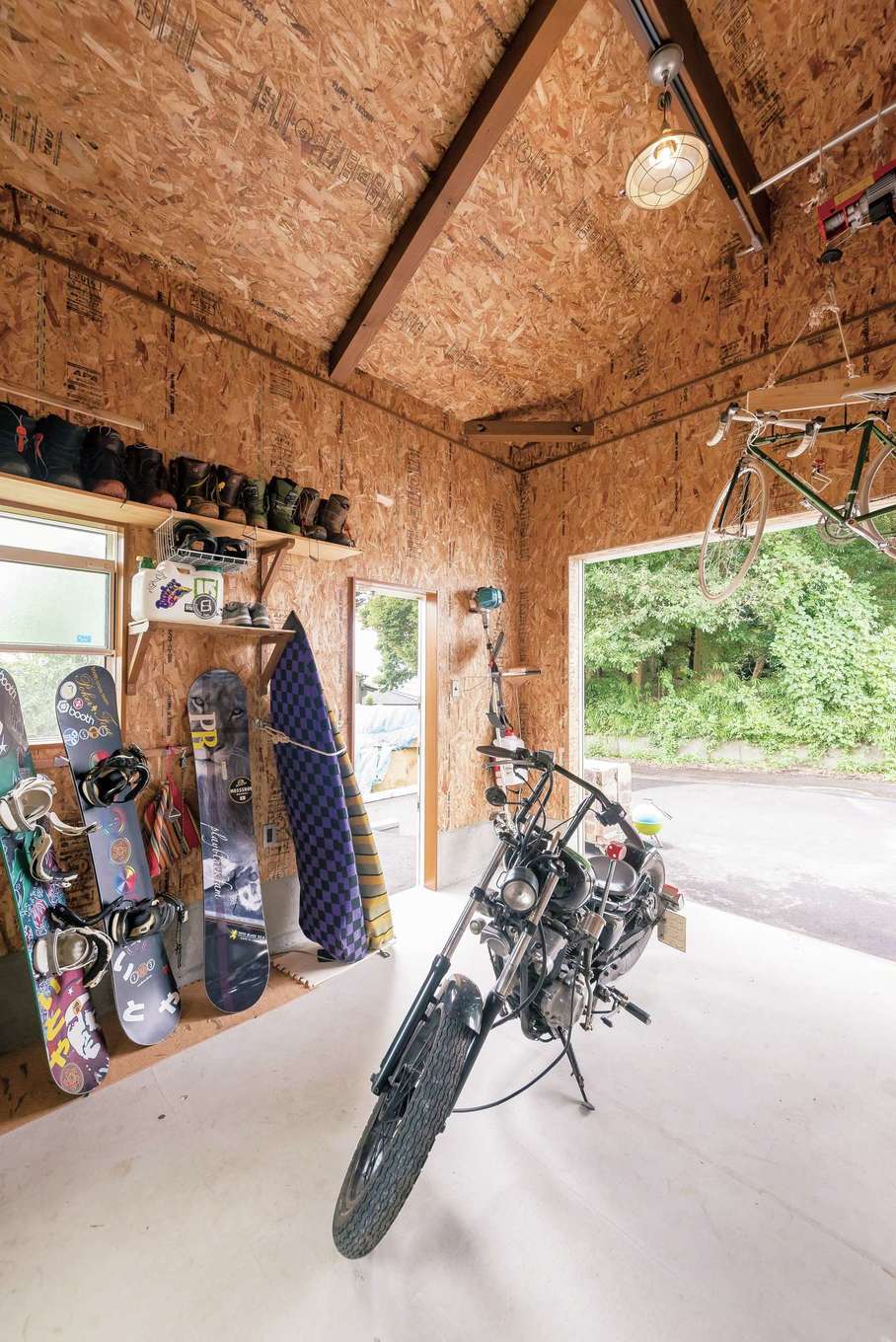 イーホーム【趣味、自然素材、ガレージ】OSB合板を貼ったワイルドなガレージ