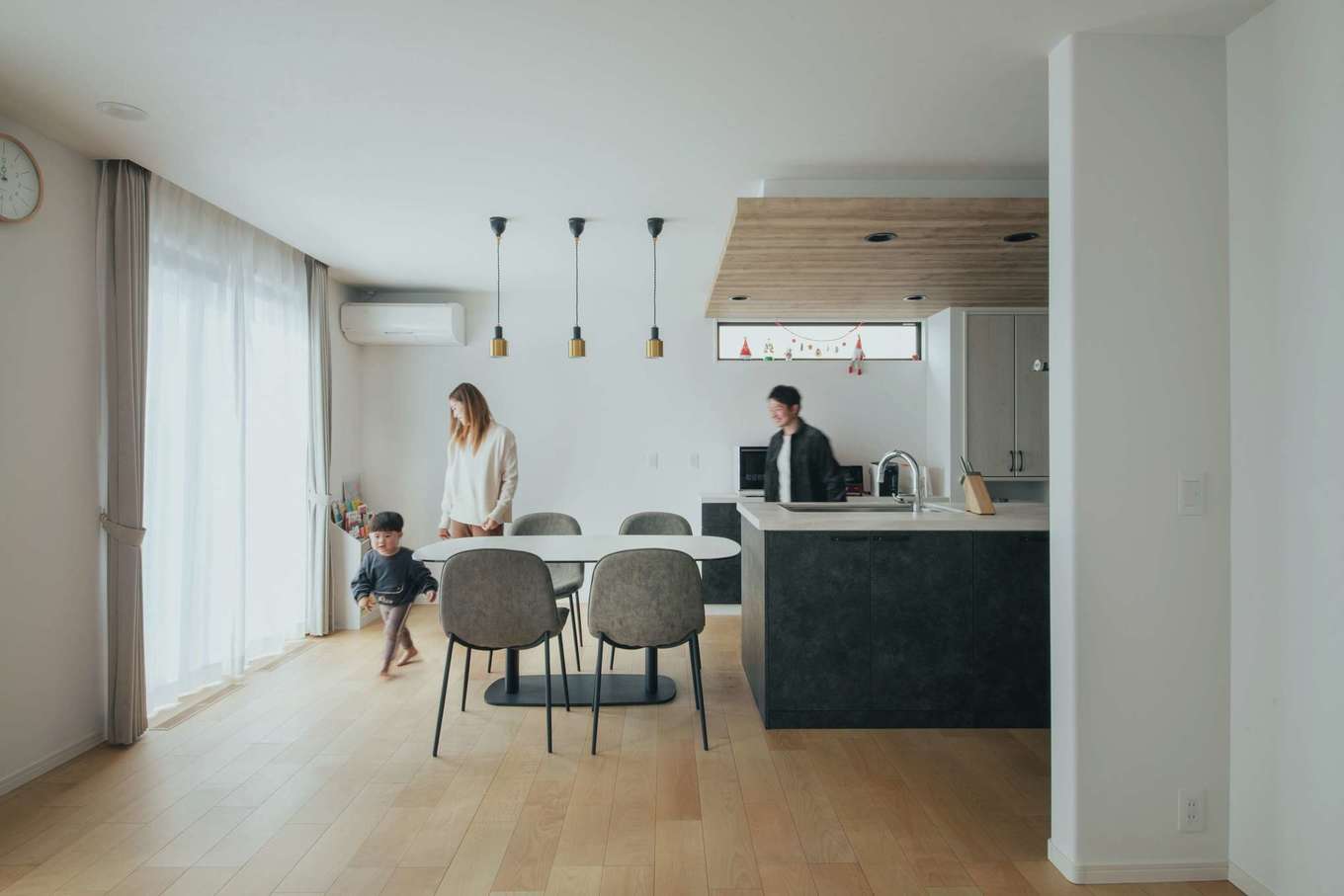 子育て安心住宅 Design Craft Office【デザイン住宅、子育て、間取り】徹底した断熱のおかげで冷えとは無縁のLDK。サッカー経験豊富なご主人の影響で、2歳の男の子は室内外でボール遊びをするのが大好き
