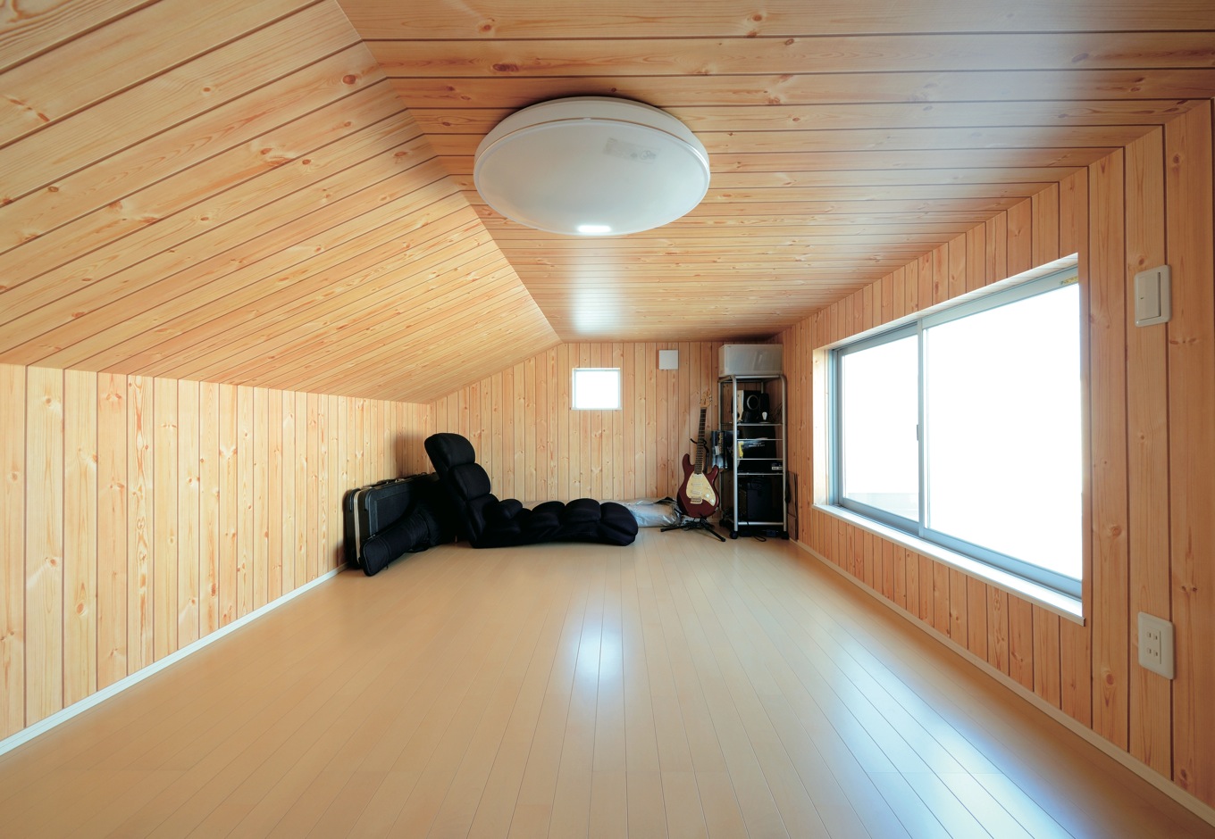 絆家（きずなや）【1000万円台、デザイン住宅、省エネ】小屋裏収納には木目調のクロスを張り、居心地の良い空間に