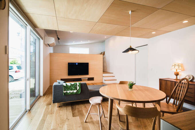 リビングの先にはスキップフロアのフリースペース。現在はファミリールームとして利用している