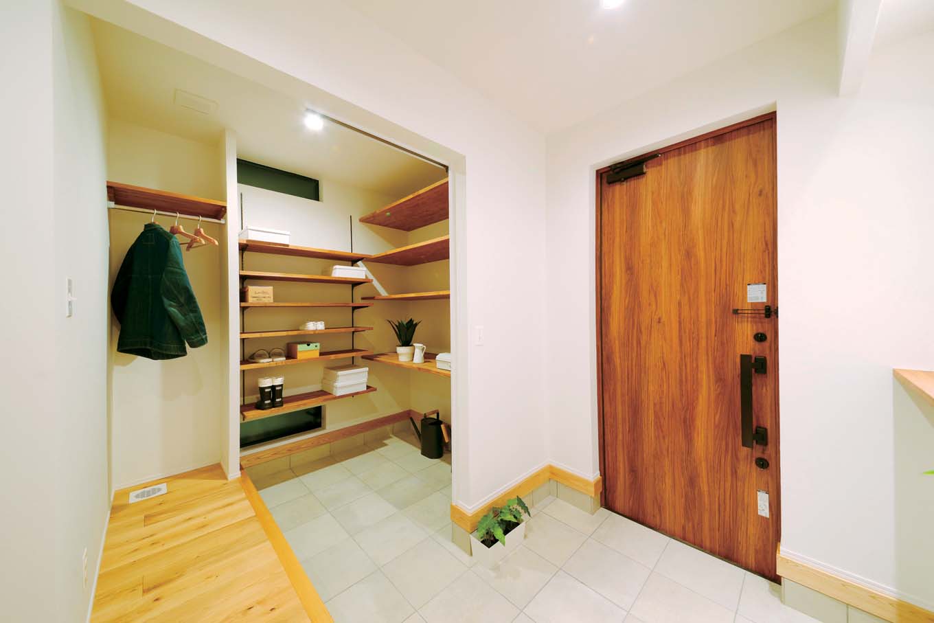 KUREKEN HAUS（榑林建設）【デザイン住宅、省エネ、ペット】玄関スペース。普段は仕切りを開いて大きく使い、来客時はシューズクローク部分を目隠し。容量だけでなく、使い勝手まで考慮されている