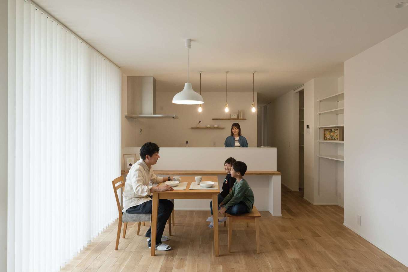 ひだまり工房【デザイン住宅、間取り、平屋】18.4畳のLDK。リビング、ダイニング、キッチンをひと続きにして、離れていても家族のつながりを感じられる空間に。リビングを通り各部屋へと繋がる間取りが、家族の繋がりを大切にする夫婦の想いを叶える