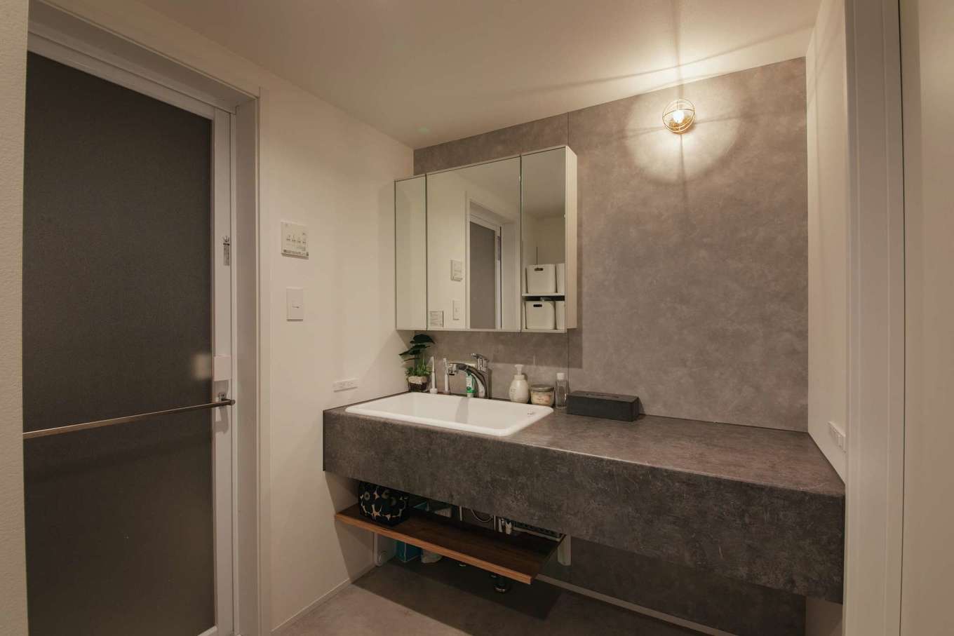 ハートホーム【デザイン住宅、趣味、スキップフロア】洗面台はスタイリッシュなアイカ工業製に実験用シンクを組み合わせた。照明はマリンランプを軸にセレクト