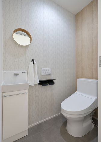 丸い鏡が可愛らしいお手洗いスペース