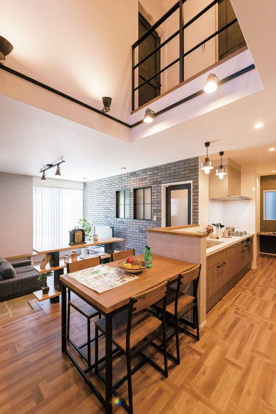 三和建設【省エネ、間取り、スキップフロア】ダイニング上部の吹き抜けは、LDKに開放感をもたらすと同時に、1階と2階を繋ぐ空間。冷暖房効率のよい全熱交換型換気システムが標準仕様で家中が快適に。