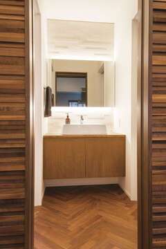 トイレと脱衣室の間に、独立した洗面スペースをレイアウト。お風呂を使っていても気にせず使えるのが便利