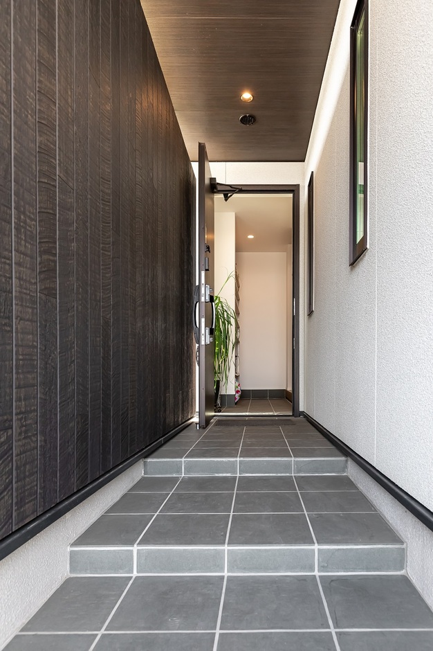 玄関はシックに仕上げた