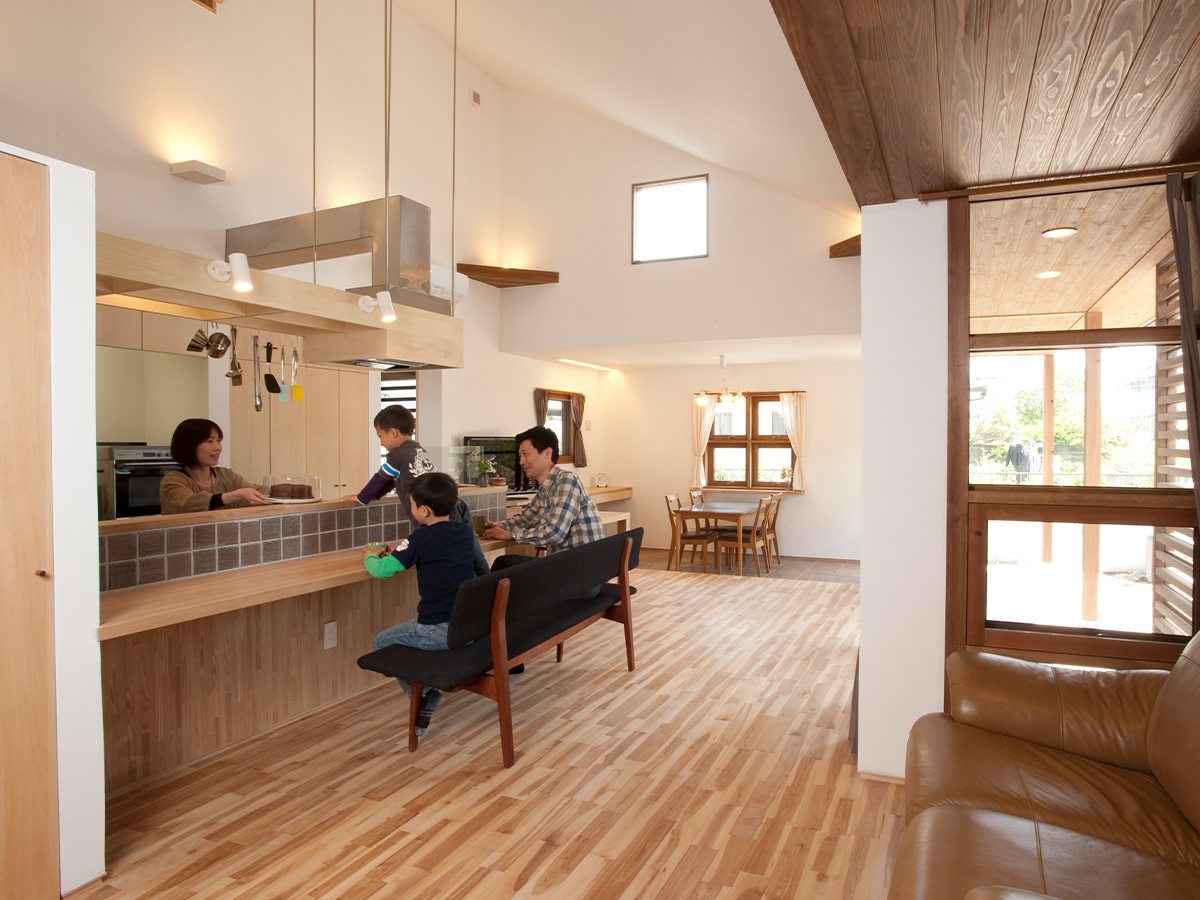 斉藤工務店｜家族団らんを楽しむためのリビングダイニング。オープンな空間が広がり、自然光が溢れるくつろぎの場である。