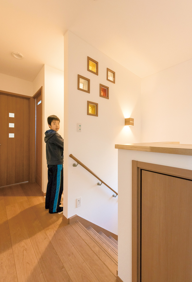 アフターホーム【1000万円台、子育て、間取り】2階ホールにも洗面台を取り付けた。壁が増えた分、明かり取りに並べたガラスブロックがキュート