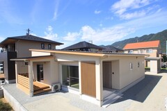 シンプルモダンな平屋の外観。広々とした敷地に配置され、リラックスできるプライベートスペースが魅力。自然と調和したデザイン。