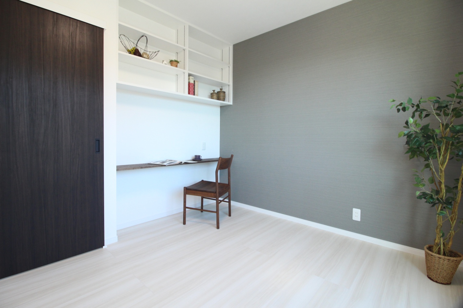 小野田産業～designers house project～｜シンプルで落ち着いた居室。壁面の棚に装飾や書籍を置き、自分らしい空間を演出。自然光が差し込む明るい部屋。