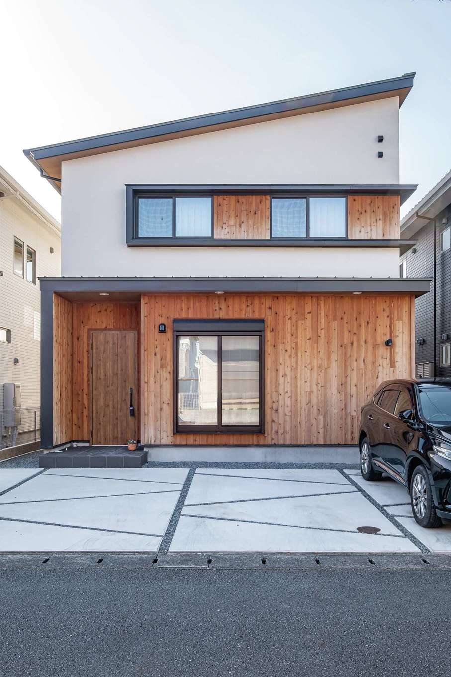 興友ハウス【デザイン住宅、子育て、間取り】天然木の外壁を組み合わせて個性的に