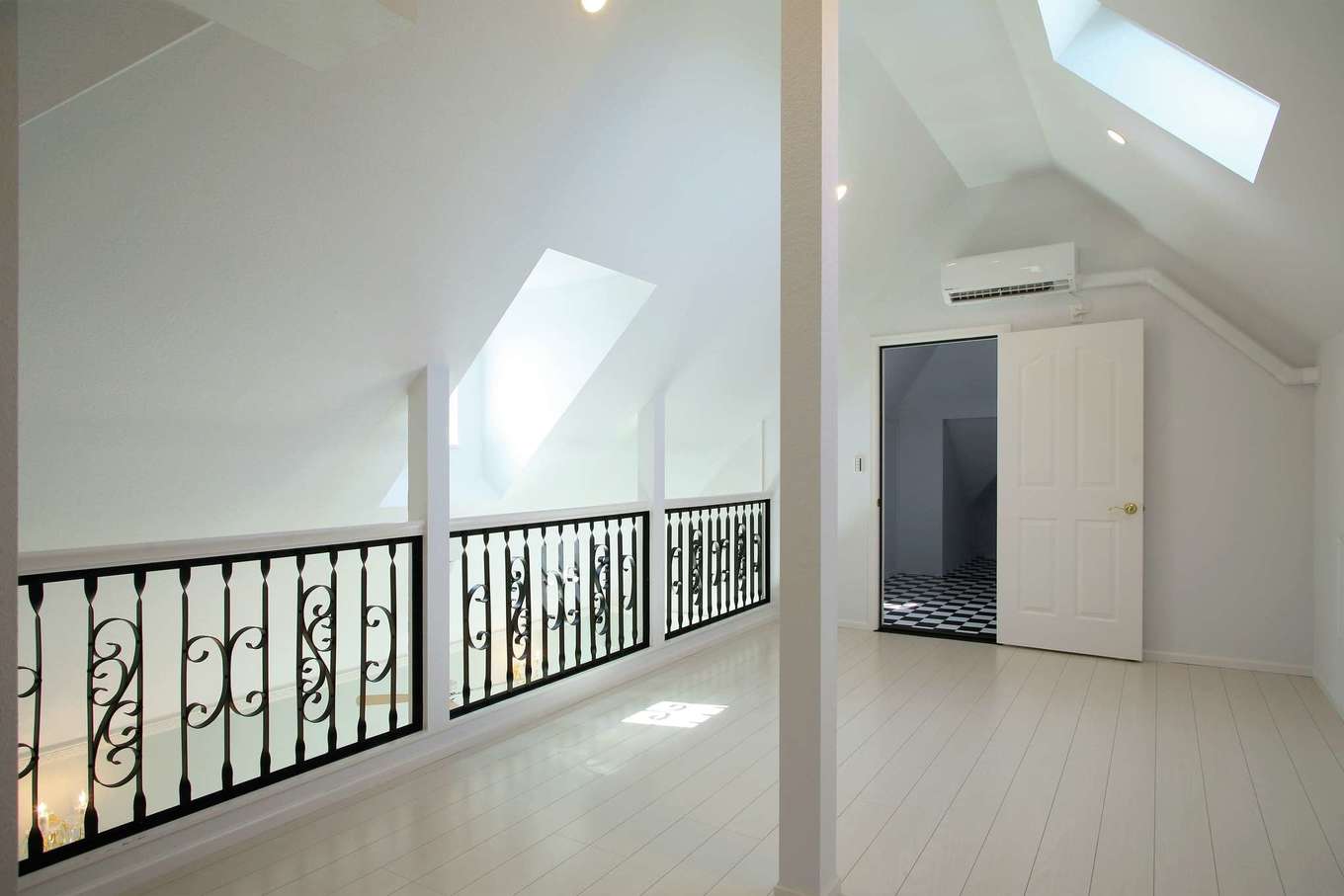 スカイグラウンド【デザイン住宅、輸入住宅、インテリア】2階のロフト。吹抜けでコミュニケーションを取りやすい。アイアンの手すりはオリジナル