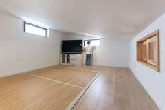 小屋裏はいまは子どもたちの遊び場に！ 施主さん支給の小窓でリビングと繋げ、家族が思い思いの時間を過ごしていてもつながりを感じられる