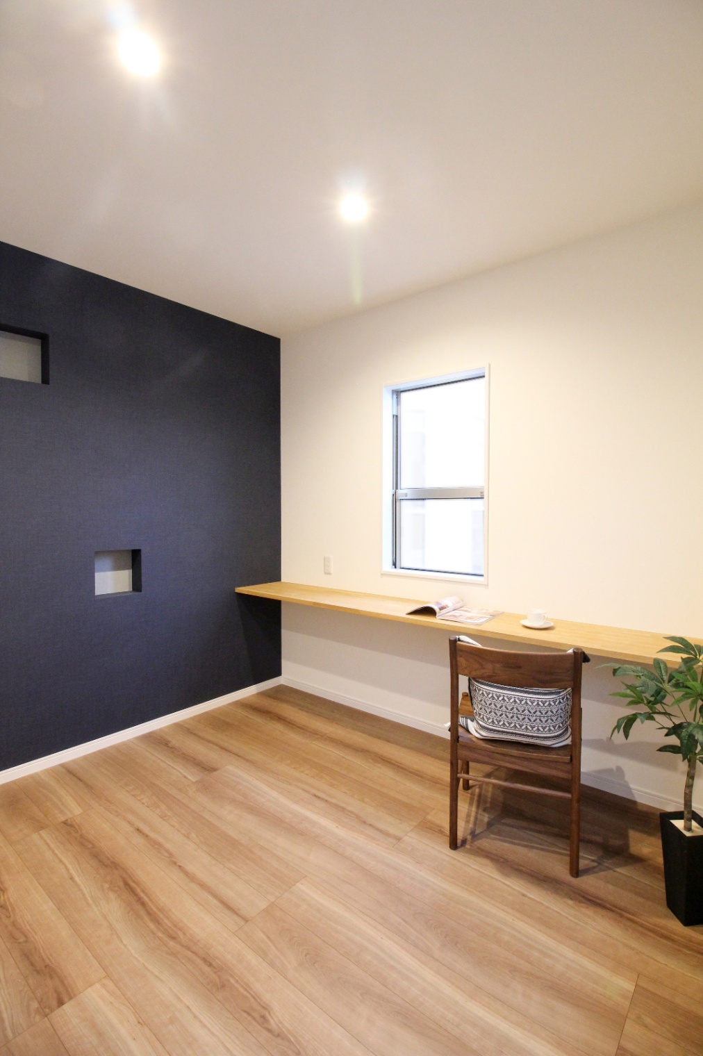 小野田産業～designers house project～｜シンプルでスタイリッシュなワークスペース。落ち着いた色合いの壁と自然光を取り込む窓で、作業に集中できる環境に。