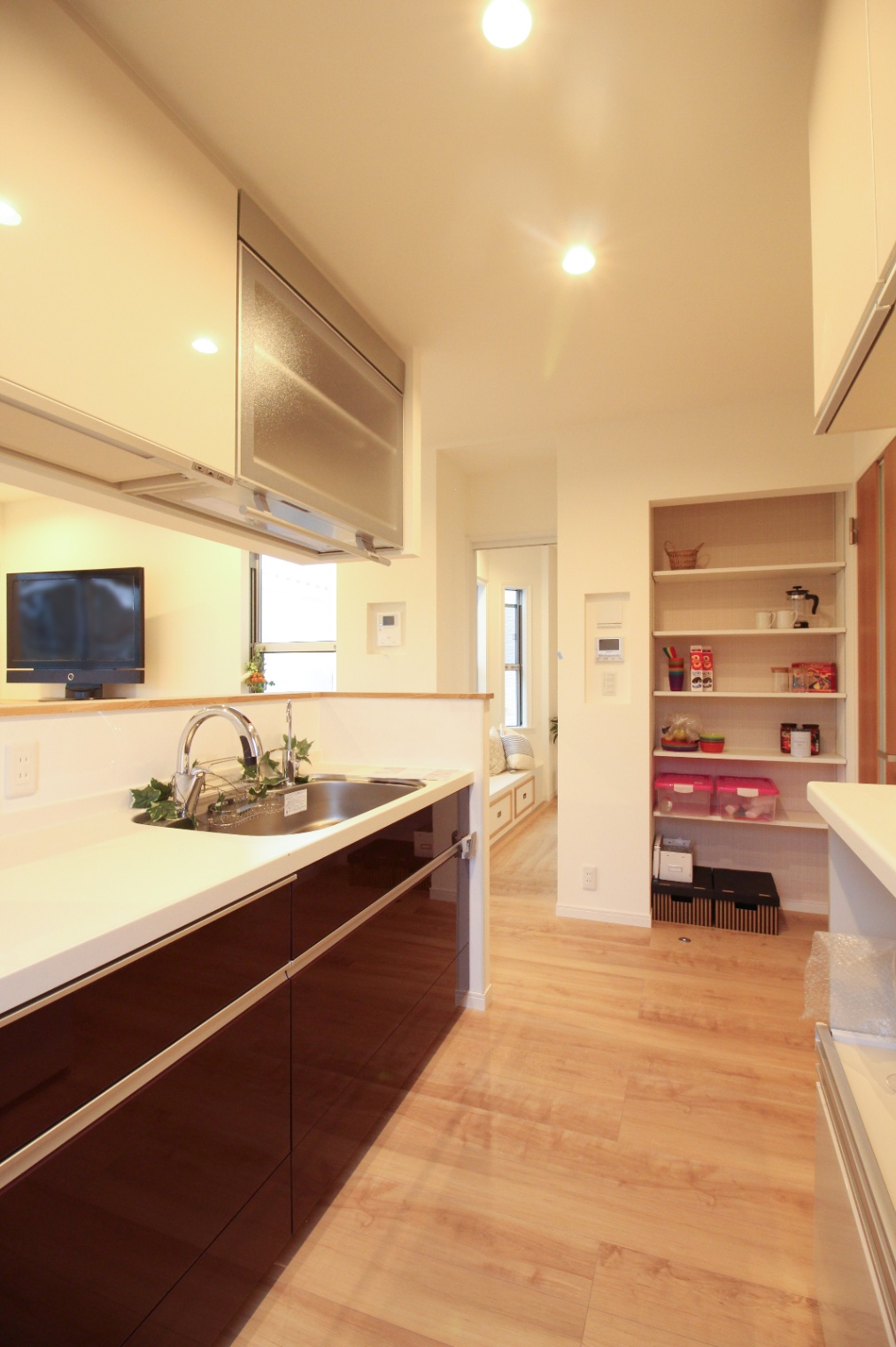 小野田産業～designers house project～｜開放的な子世帯のキッチン。収納力抜群の棚や小物置き場がスッキリと整理されており、料理中も快適で忙しい日常でも効率的な作業が可能である。