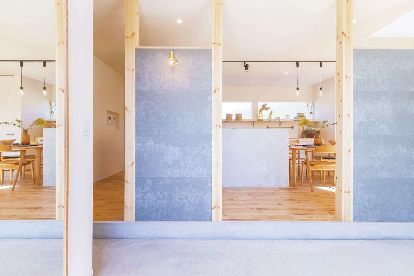 ARRCH アーチ【デザイン住宅、間取り、建築家】玄関土間から見た室内。キッチン＆ダイニングが丸見えにならないよう視線に配慮している