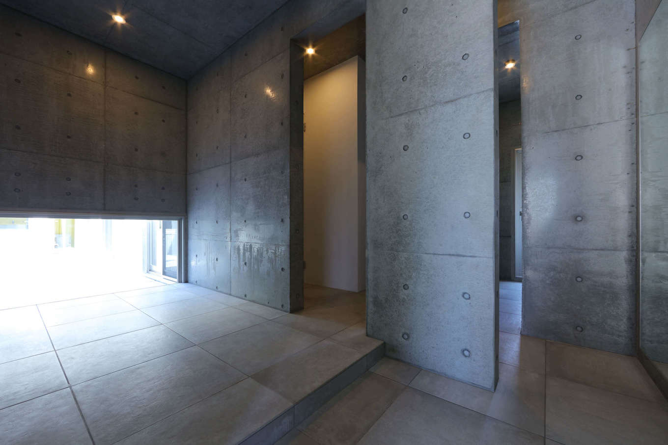 BAUM HOME（岩崎工務店）【デザイン住宅、平屋、鉄骨鉄筋コンクリート構造】昼と夜で雰囲気が⼤きく変わるエントランスは、無機質なデザインが美しい