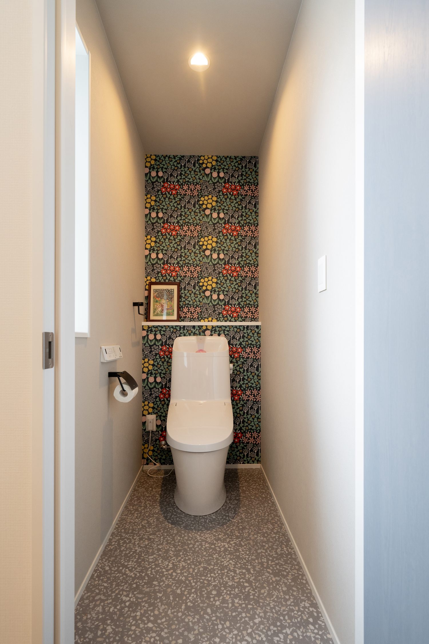 CSホームズ｜ポップな壁紙がアクセントのトイレスペース。シンプルながらも温かみを感じさせる空間デザインが施されている。